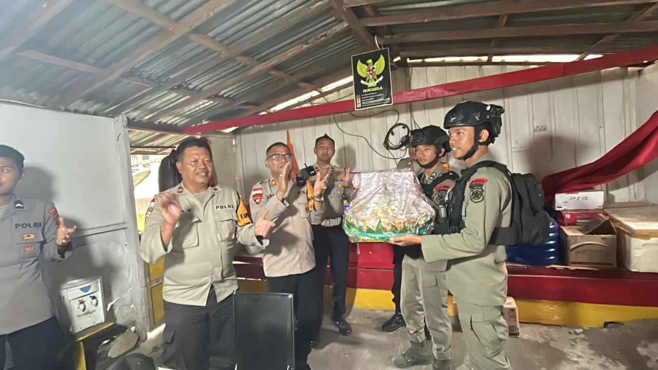 HUT Brimob Ke – 79, Polres Tolikara Berikan Suprise Tumpeng Kepada Brimob Gegana BKO Kab. Tolikara