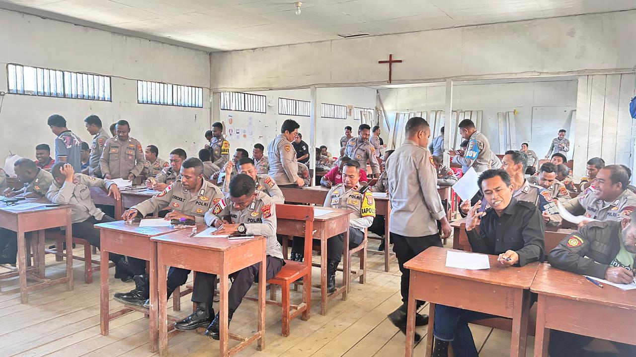 Personel Polres Tolikara Laksanaan Tes Psikologi Yang Diselenggarakan Oleh Biro SDM Polda Papua.