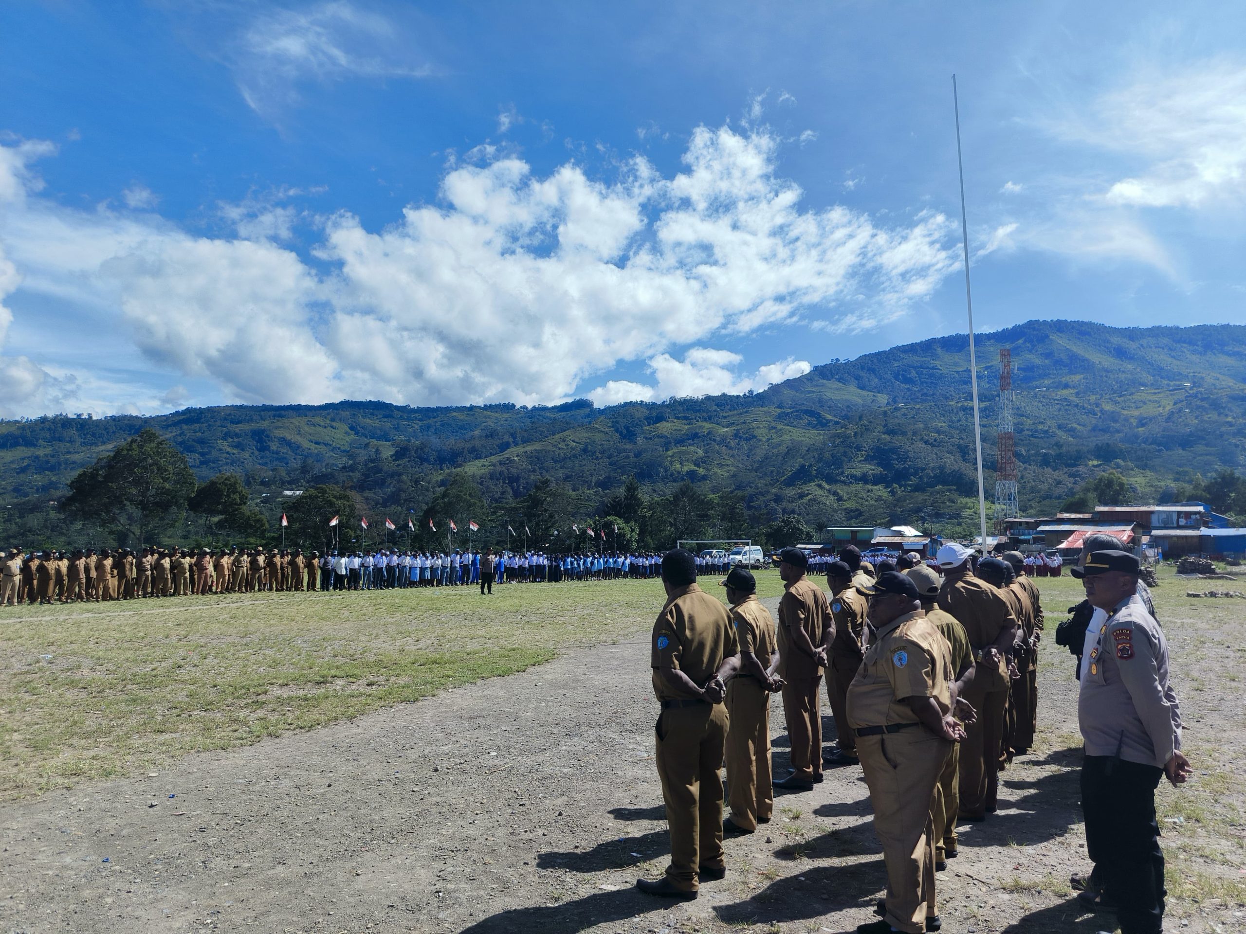 Polres Tolikara Hadiri Apel Gabungan ASN Pemerintah Daerah, TNI-Polri dan Pelajar Dalam Rangka Menjaga Kamtibmas Menjelang Pilkada 2024