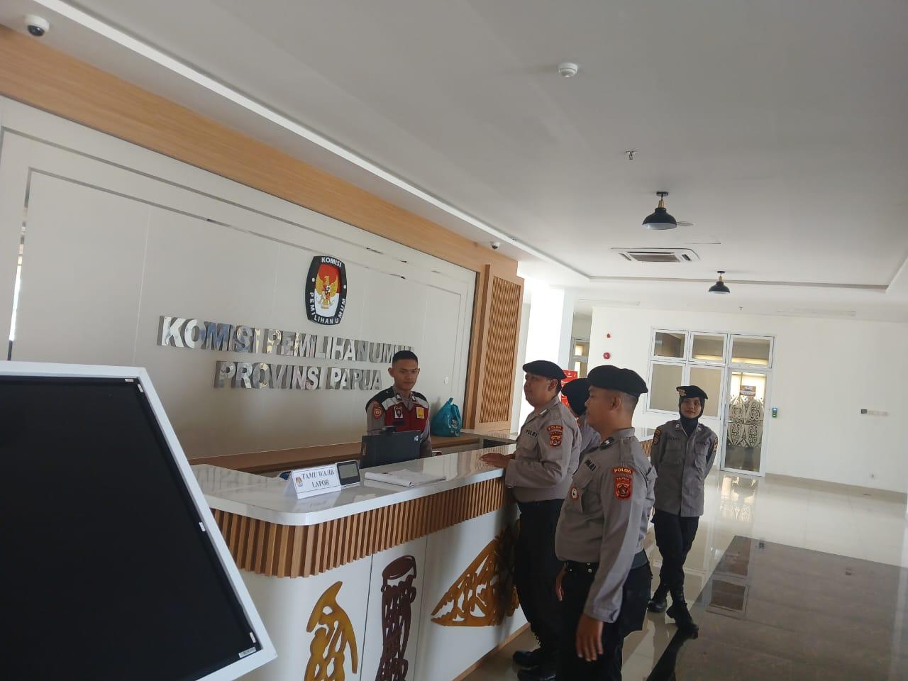 Satgas OMPC Laksanakan Pengamanan di Kantor KPU dan Bawaslu Provinsi Papua Menjelang Pemilu