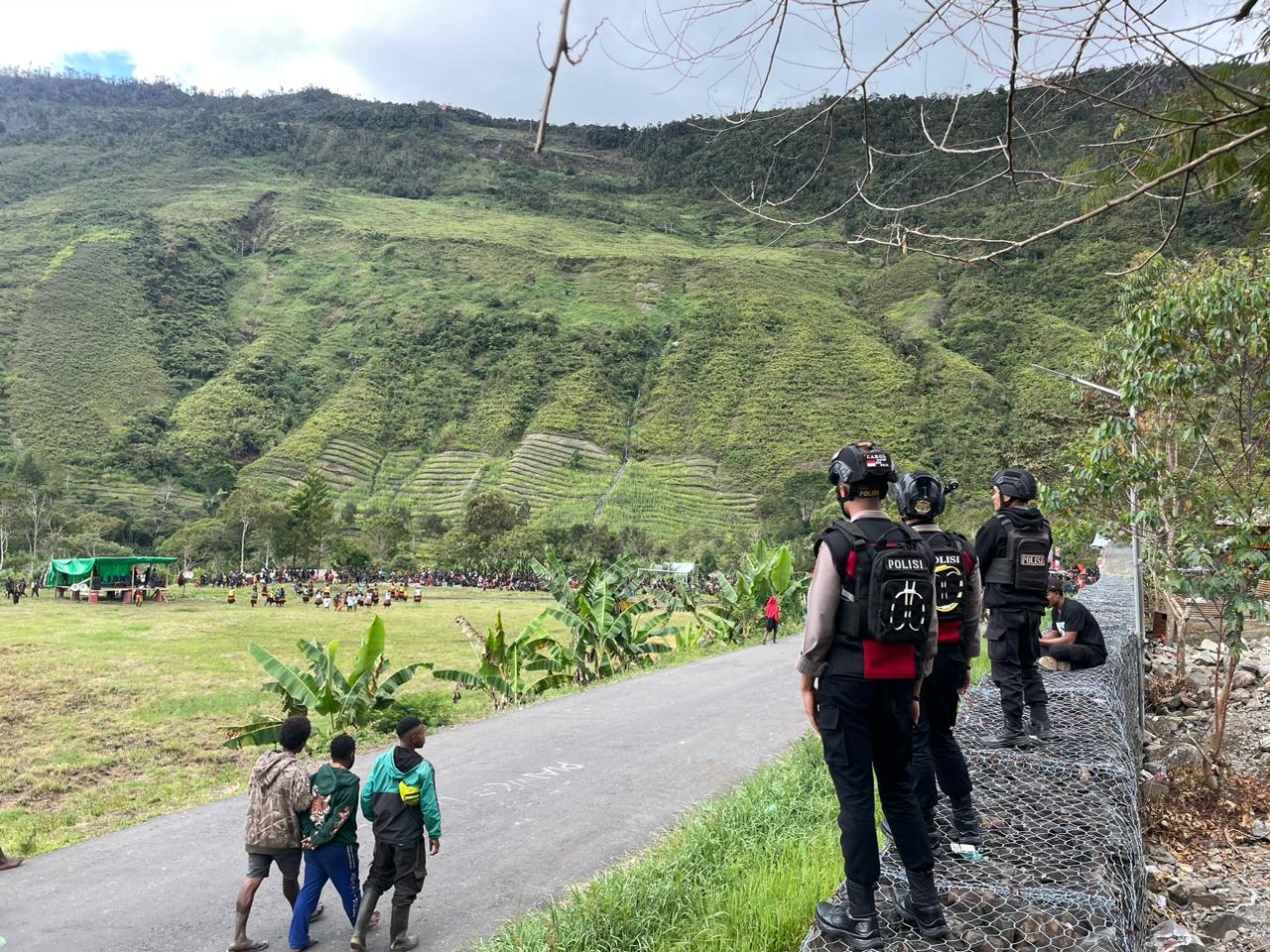 Personel Polres Puncak Jaya Amankan Jalannya Kampanye Terbuka Paslon Nomor Urut 2 Gubernur dan Wakil Gubernur Papua Tengah