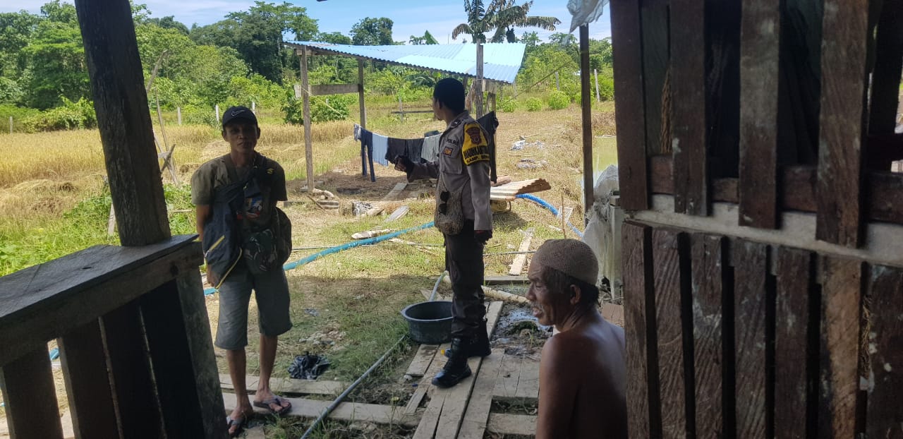 Bhabinkamtibmas Kampung Sewan Distrik Sarmi Timur melaksanakan Door to Door System di Kampung Sewan, Kabupaten Sarmi
