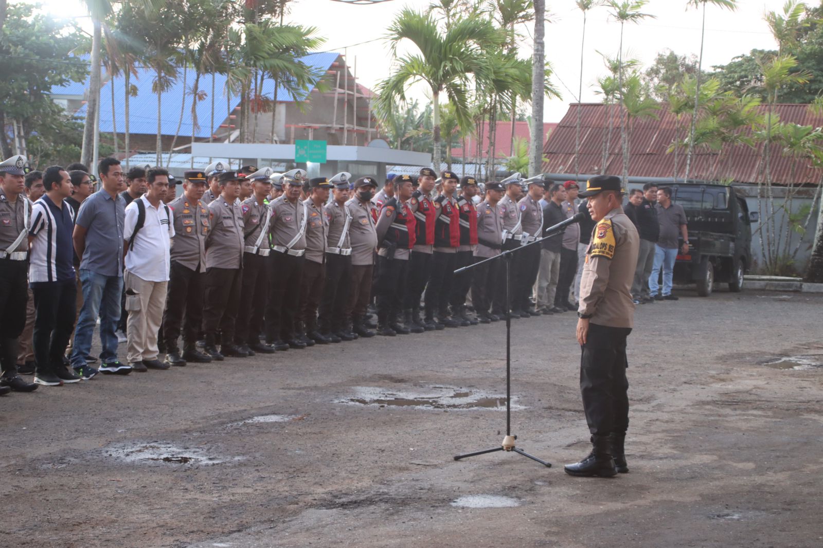 Polres Merauke Melaksanakan Pengamanan Debat Publik Kedua Paslon Bupati Dan Wakil Bupati Kabupaten Merauke