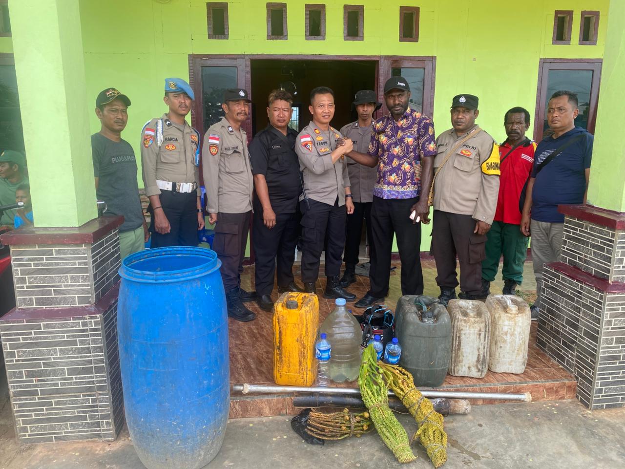 Polsek Merauke Kota Berhasil Amankan Ratusan Liter Minumam Lokal Di Distrik Naukenjerai