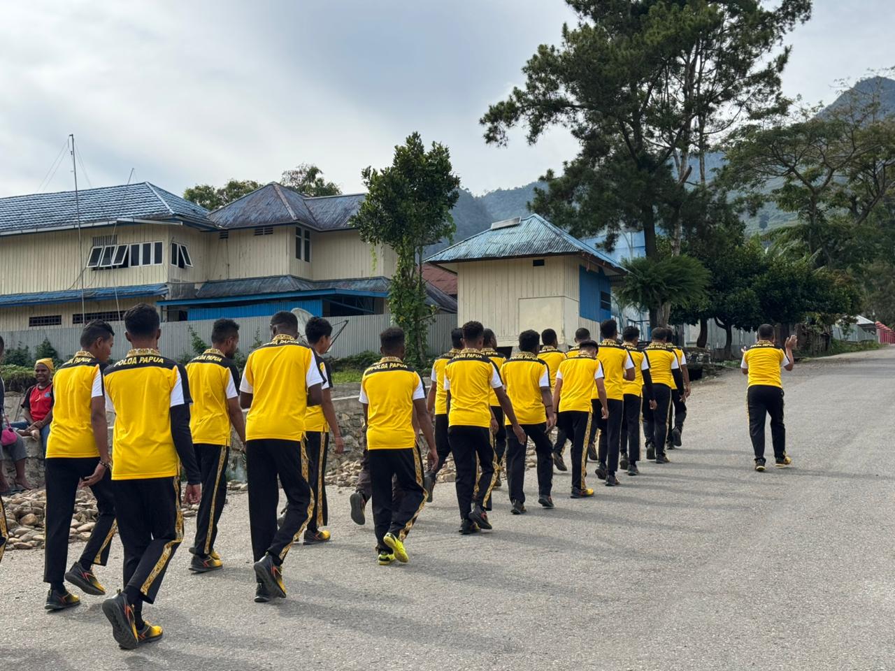 Menjaga Kebugaran Tetap Prima, Wakapolres Tolikara Pimpin Anggota Melaksanakan Olahraga Rutin
