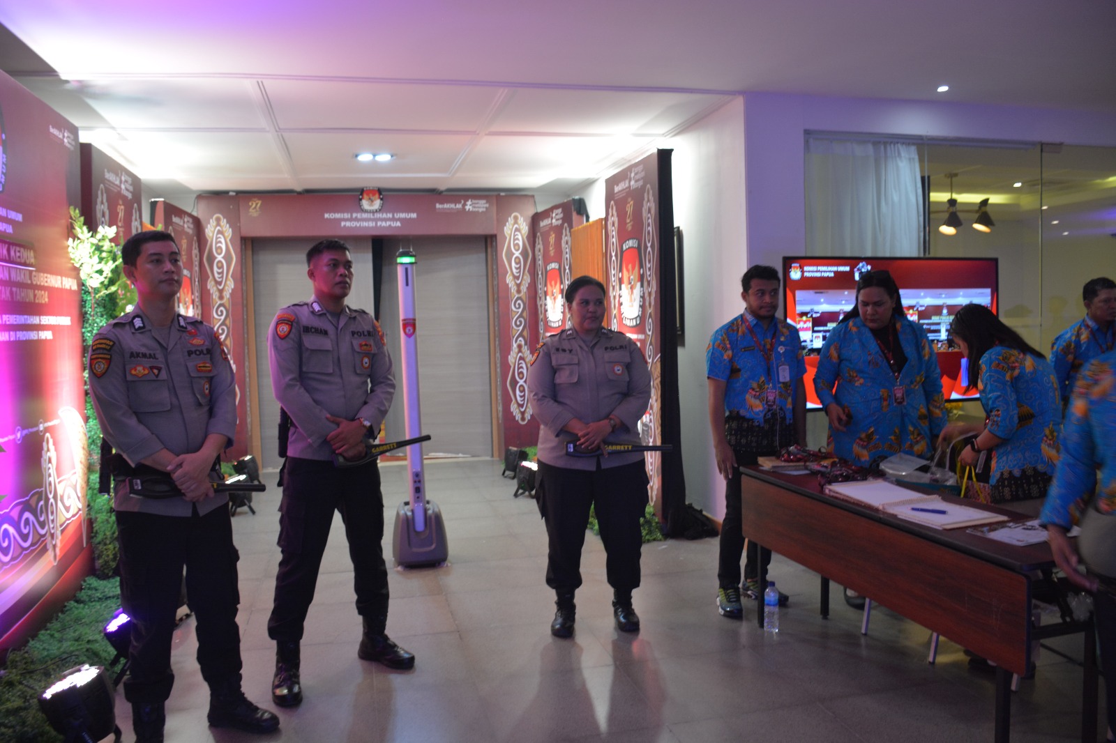 Personel Gabungan Ops Mantap Praja Cartens (OMPC) Lakukan Pengamanan Debat Kedua Cagub dan Cawagub Papua di Hotel Suni Sentani