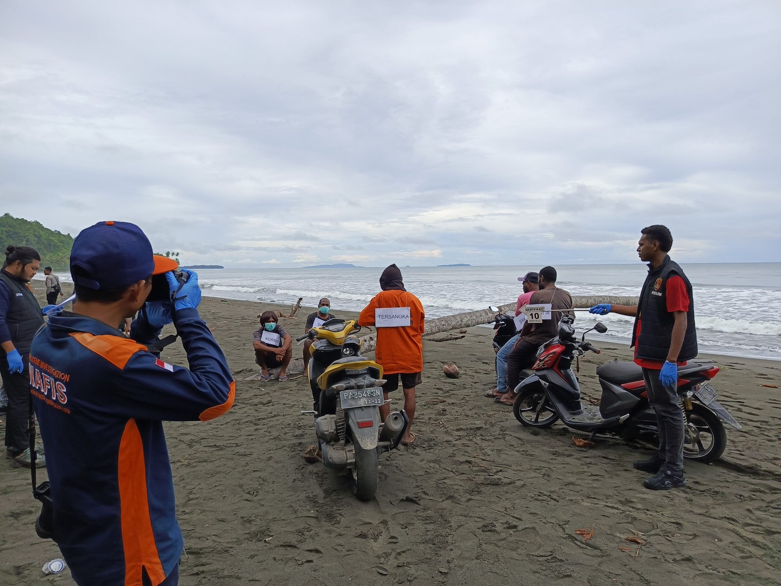 Sat Reskrim Polres Sarmi Gelar Rekonstruksi Kasus Pembunuhan di Pantai Metmedon