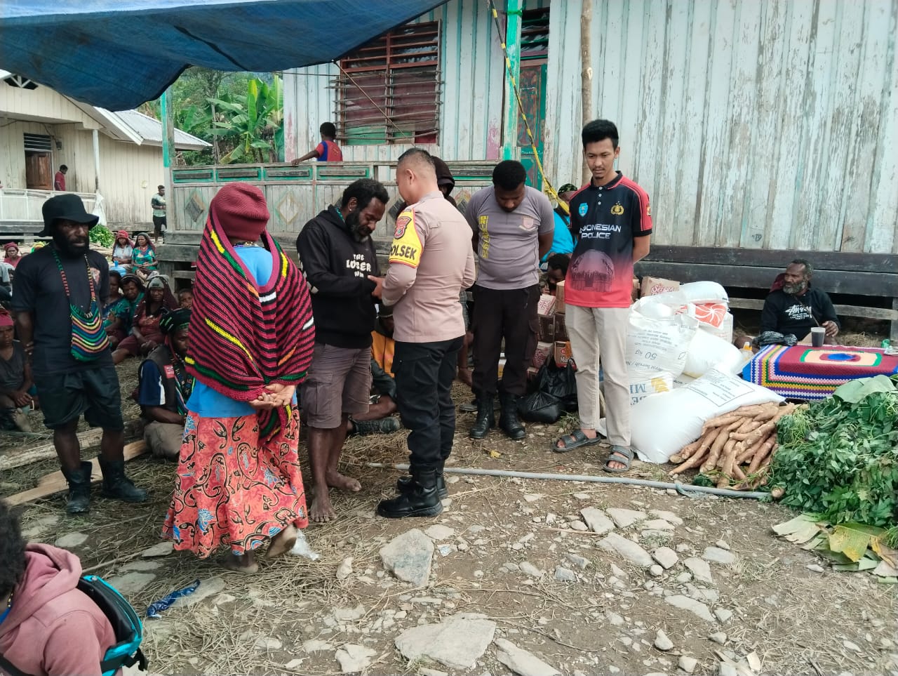Wujud Belasungkawa, Kapolsek Karubaga Berikan Santunan Duka Kepada Keluarga Almarhumah Istri Bapak Kawar Kogoya