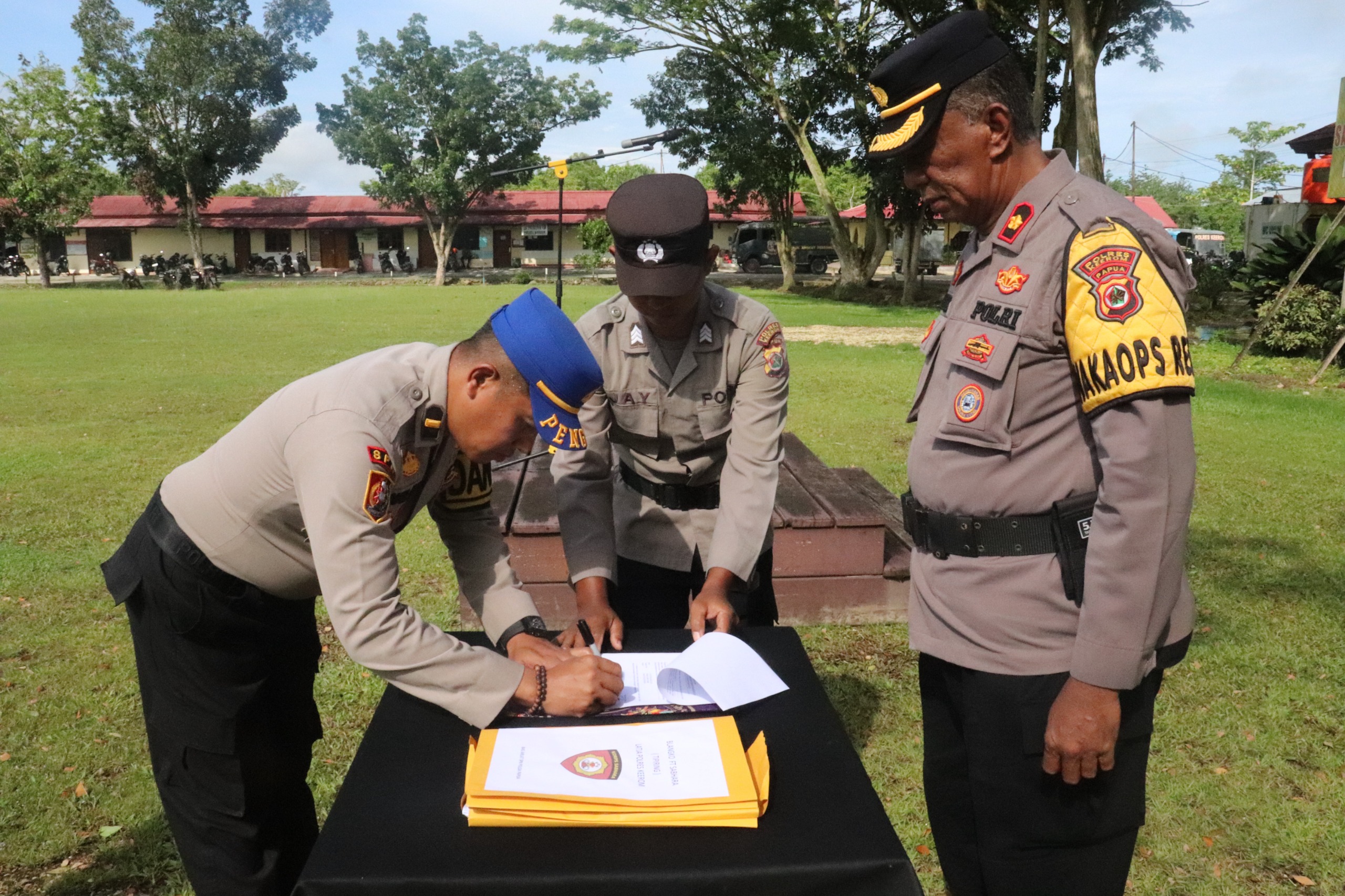 Upacara Serta Terima 100 Siswa Latihan Kerja SPN Polda Papua di Polres Keerom