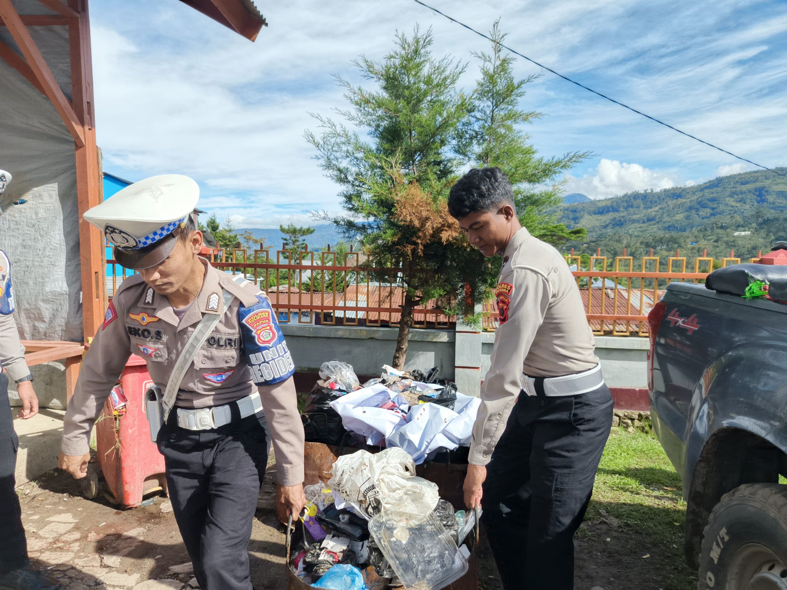 Polri Gotong Royong Bersihkan Sampah Demi Terwujudnya Pelayanan Masyarakat Yang Prima