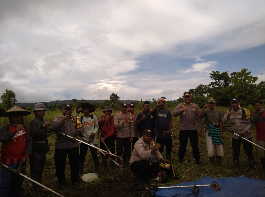 Kerja Bakti Gotong Royong di Kampung Topo Jaya, Kapolsek Uwapa Bersama Bhabinkamtibmas dan Kelompok Tani Maleo Dukung Program Ketahanan Pangan Nasional