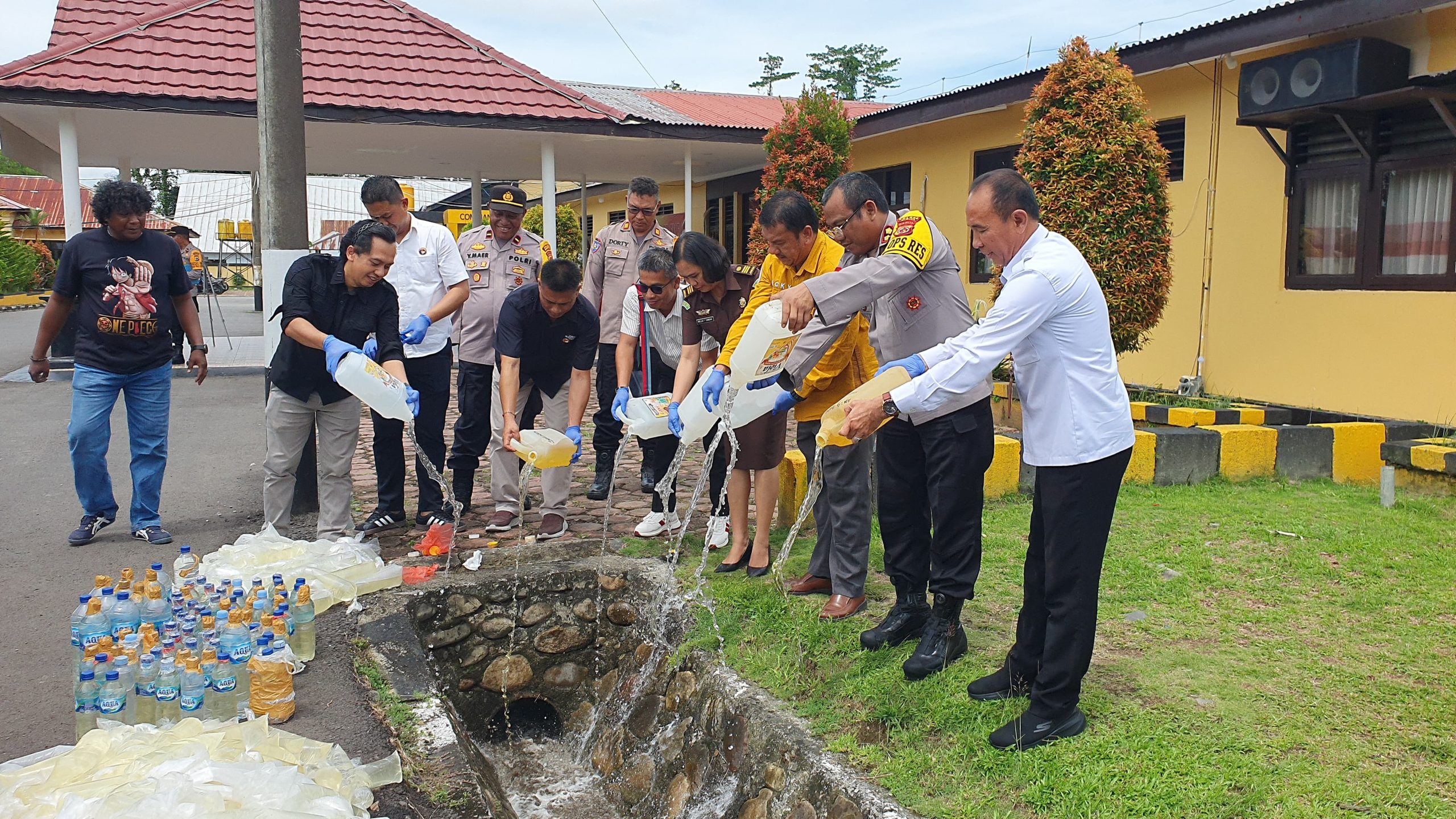 Polres Mimika Press Release, pemusnahan Miras Lokal Hasil Sitaan Penumpang Kapal, Kapolres Mimika : Kami Terus Lakukan Operasi