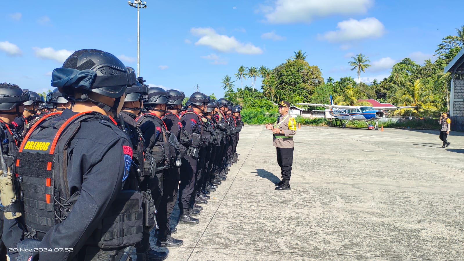 Penjemputan 300 Personel Korps Brimob Polri di Bandara Sentani, Jayapura 