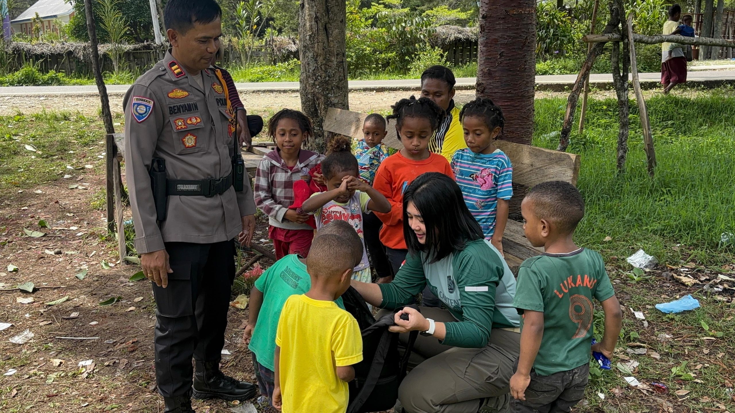 Polwan Ops Damai Cartenz 2024 Laksanakan Kegiatan Humanis di Wamena