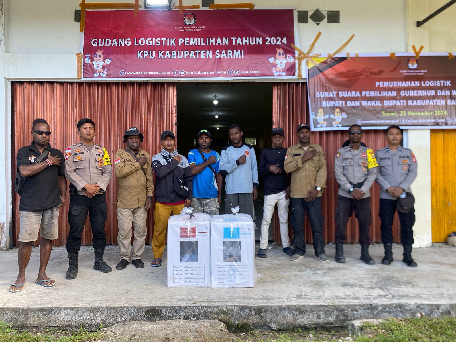 Pastikan Aman, Polres Sarmi Kawal Pergeseran Kotak Suara Hasil Pleno Tingkat Distrik Ke Gudang Logistik KPU