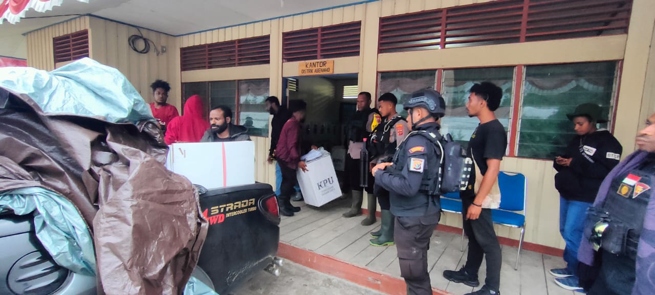Siap Amankan Pilkada 2024, Polri Kawal Pendistribusian Logistik Ke Distrik-Distrik Di kabupaten Yalimo