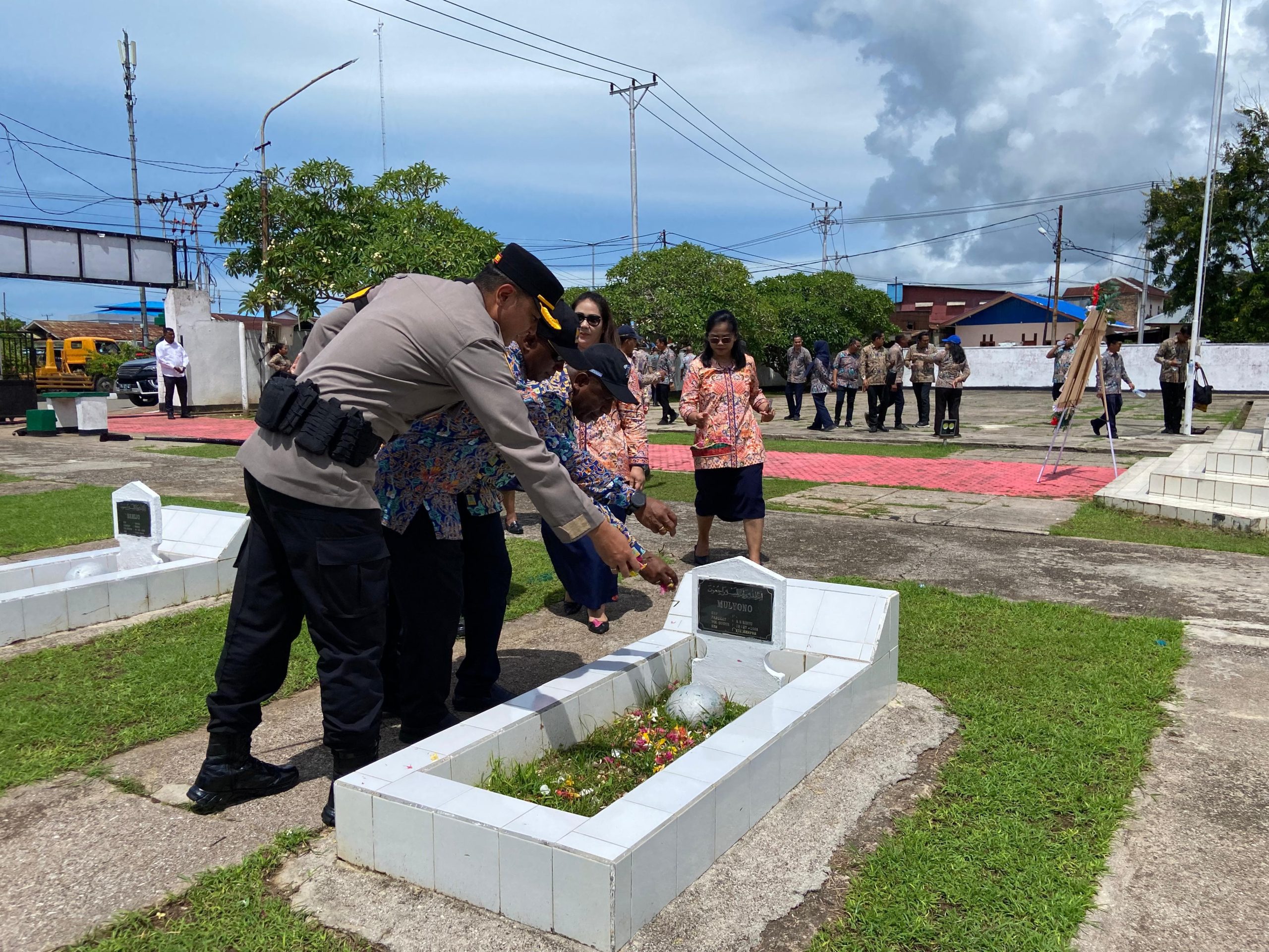 Kapolres Merauke Memimpin Upacara Ziarah Tabur Bunga Peringati Hari Bakti PU Ke 79 Tahun 2024
