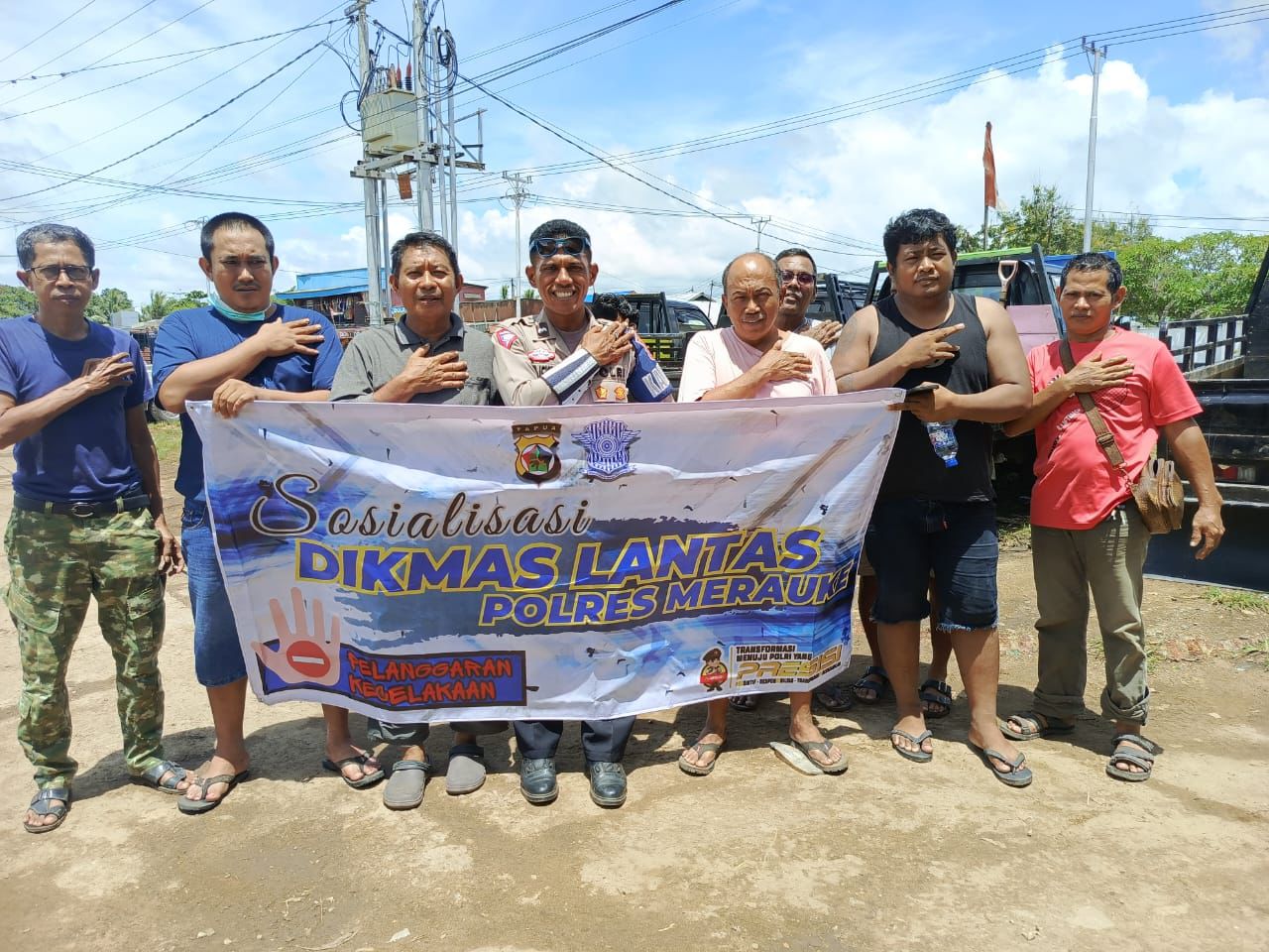 Sat Lantas Polres Merauke Melaksanakan Dikmas Lantas Kepada Pengedara Mobil Pic UpSat Lantas Polres Merauke Melaksanakan Dikmas Lantas Kepada Pengedara Mobil Pic Up