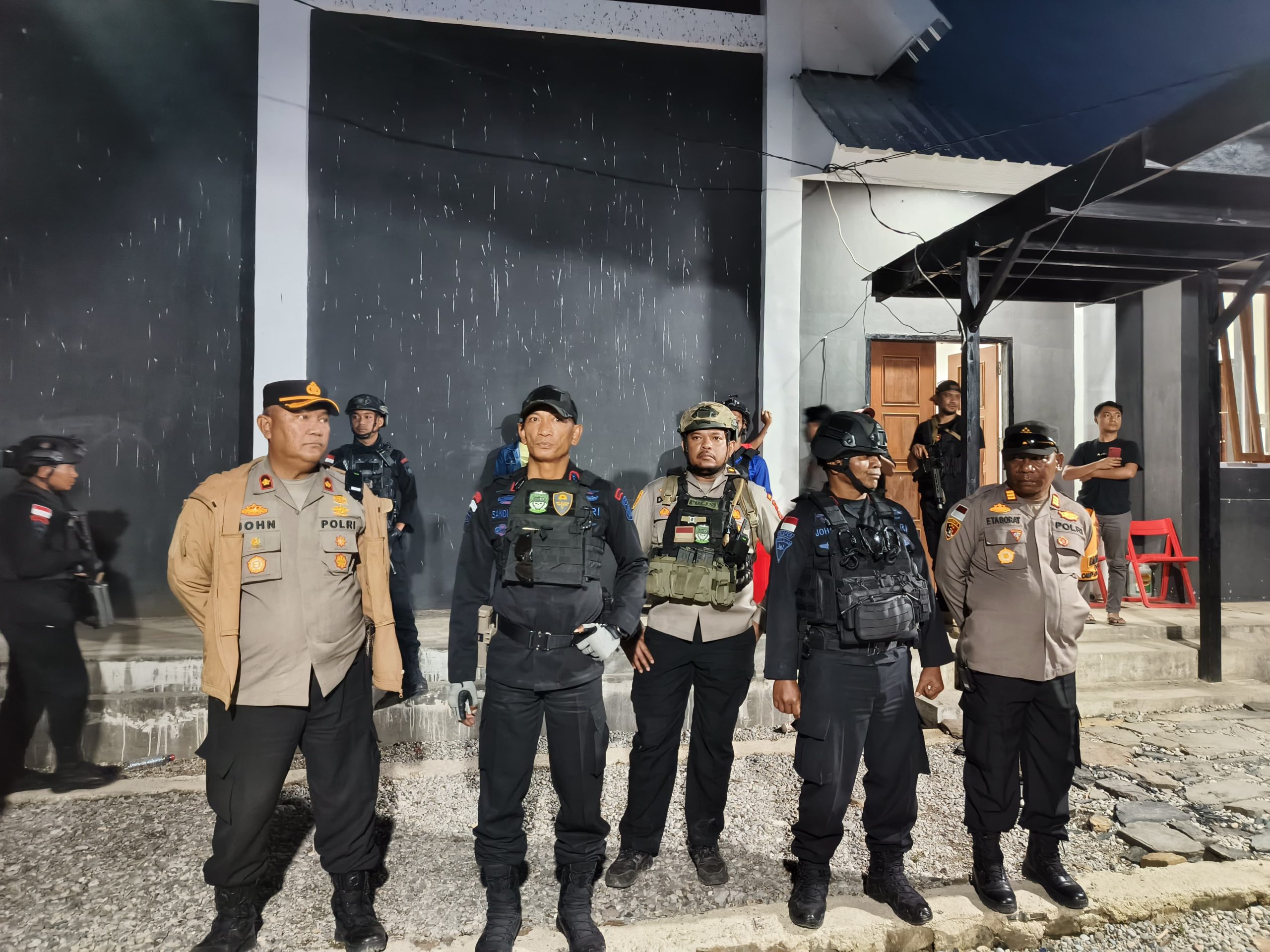 Wadansat Brimob Polda Papua Laksanakan Asistensi Dan Monitoring Sitkamtibmas Pelaksanaan Pilkada 2024 Di Kab. Tolikara