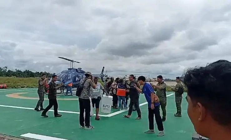 Polres Mimika Bersama Satgas Damai Cartenz Berhasil Jemput Logistik Pilkada di Hoeya