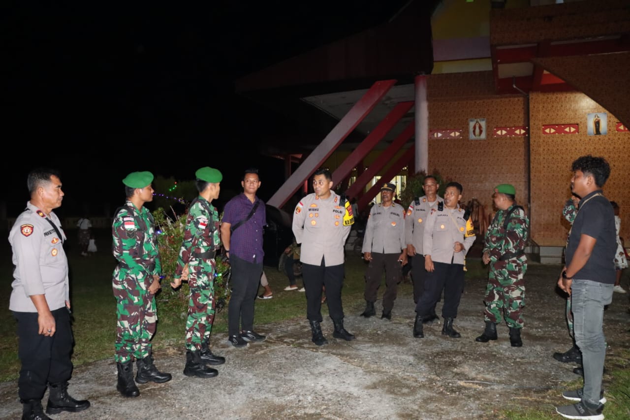 Kapolres Boven Digoel Pantau Langsung Pelaksanaan Pengamanan Ibadah Malam Natal di Gereja – Gereja