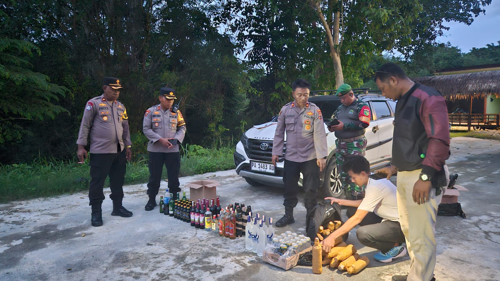 Jelang Pergantian Malam Tahun Baru, Polres Keerom Berhasil Amankan Ratusan Botol Miras dan Motor Curanmor