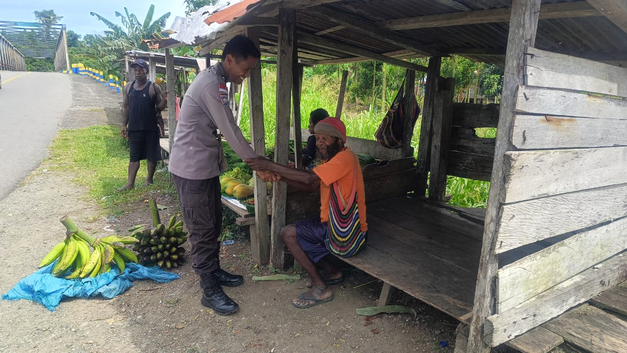 Bhabinkamtibmas Kampung Nifasi sambangi warga, himbau warga jaga kamtibmas.