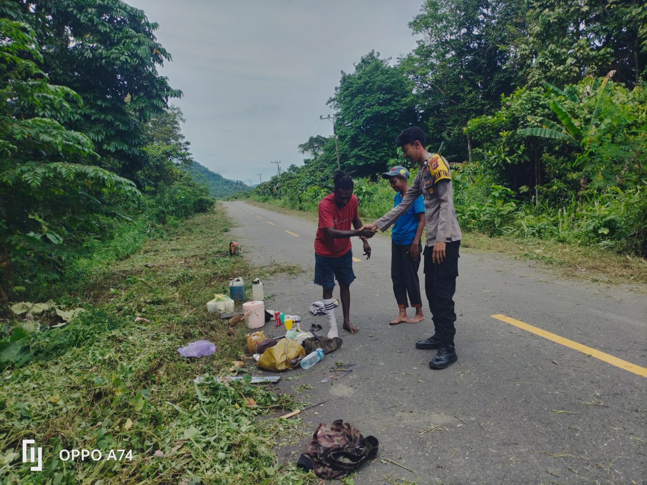 Bhabinkamtibmas Kampung Manunggal Jaya sampaikan pesan kamtibmas kepada warga.