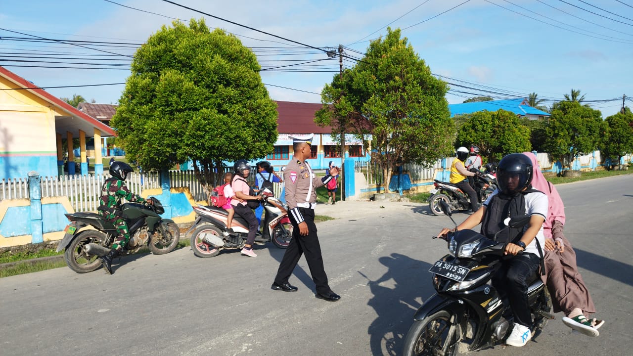 Sat Lantas Polres Sarmi Mengantisipasi Kemacetan Arus Lalulintas Di Pagi Hari