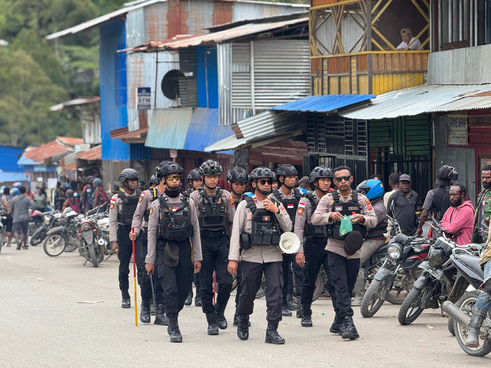 Polres Tolikara Laksanakan Patroli Serta Himbau Masyarakat Tidak Mengkonsumsi Minuman Keras Dan Tidak Membawa Sajam Dalam Kota