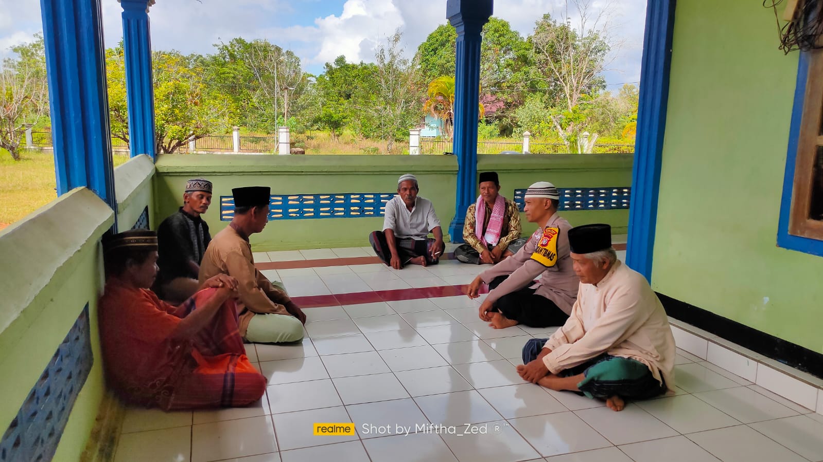 Gaya Komunikasi Salah Satu Anggota Bhabinkamtibmas Polsek Elikobel Polres Merauke Selalu Ditunggu Jamaah Masjid