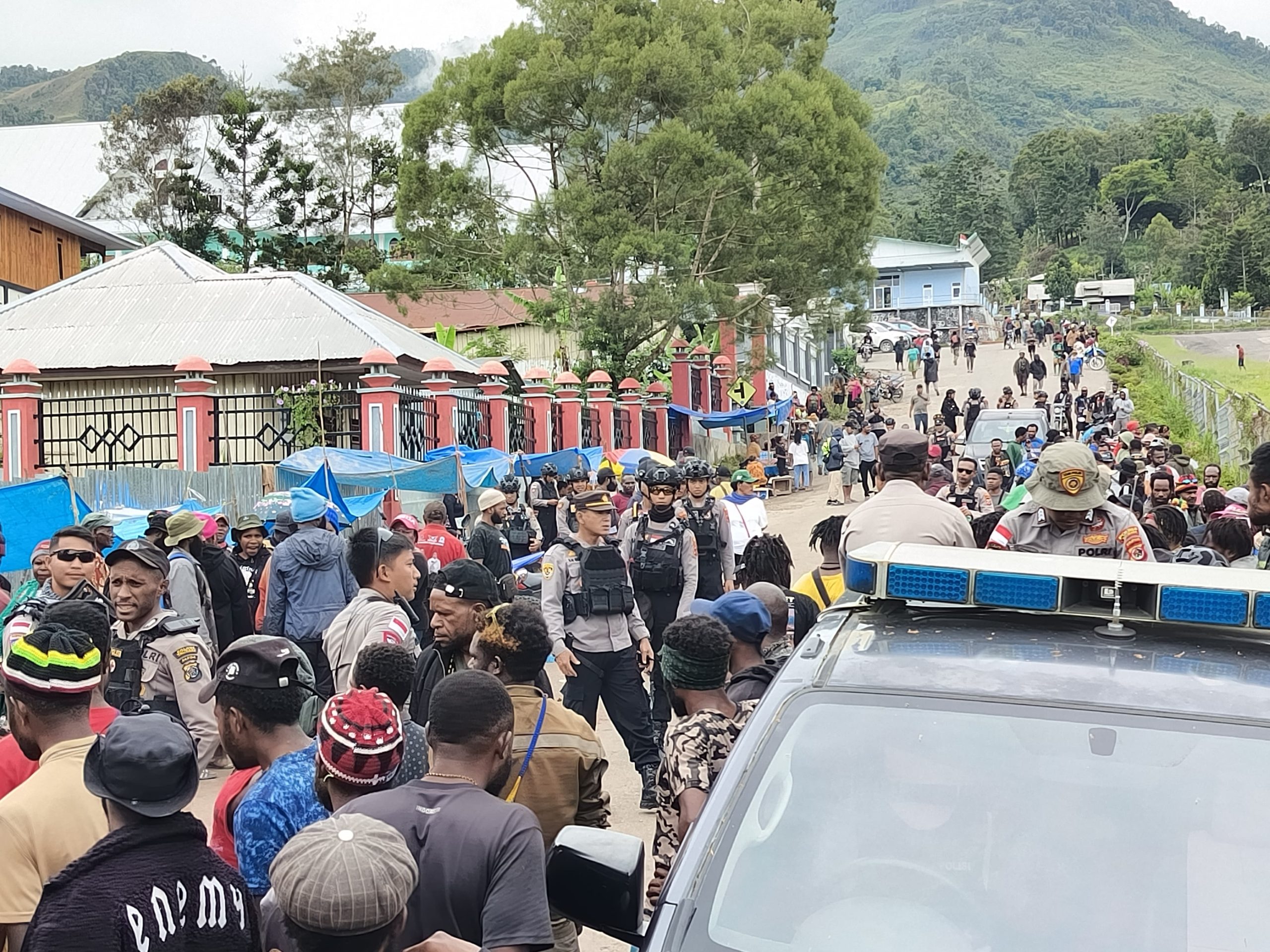 Gabungan TNI-Polri Laksanakan Pengamanan Saat Pencairan Dana Desa Tahap II di Kab. Tolikara