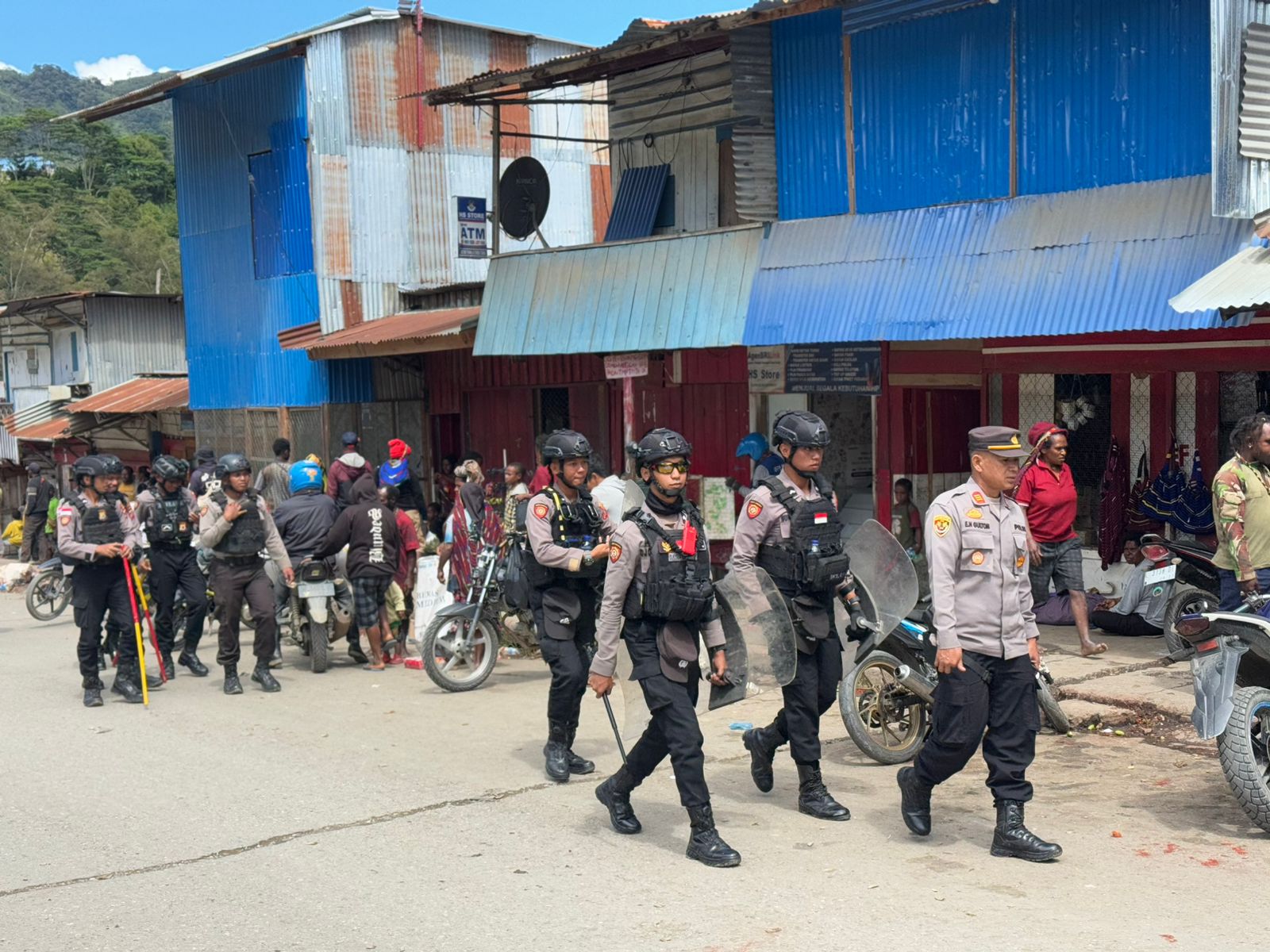 Guna Menciptakan Situasi Yang Aman Dan Terhindar Dari Gangguan Kamtibmas, Polres Tolikara Laksanakan Patroli Serta Razia Alat Tajam