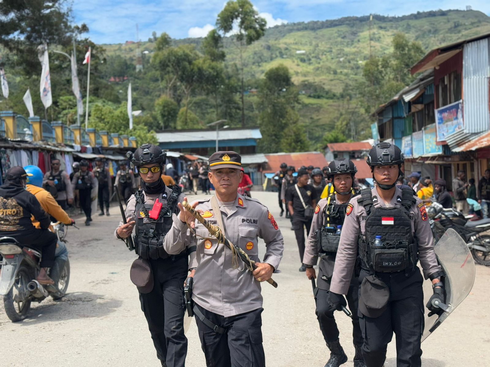 Guna Menciptakan Situasi Yang Aman Dan Terhindar Dari Gangguan Kamtibmas, Polres Tolikara Laksanakan Patroli dan Razia Alat Tajam