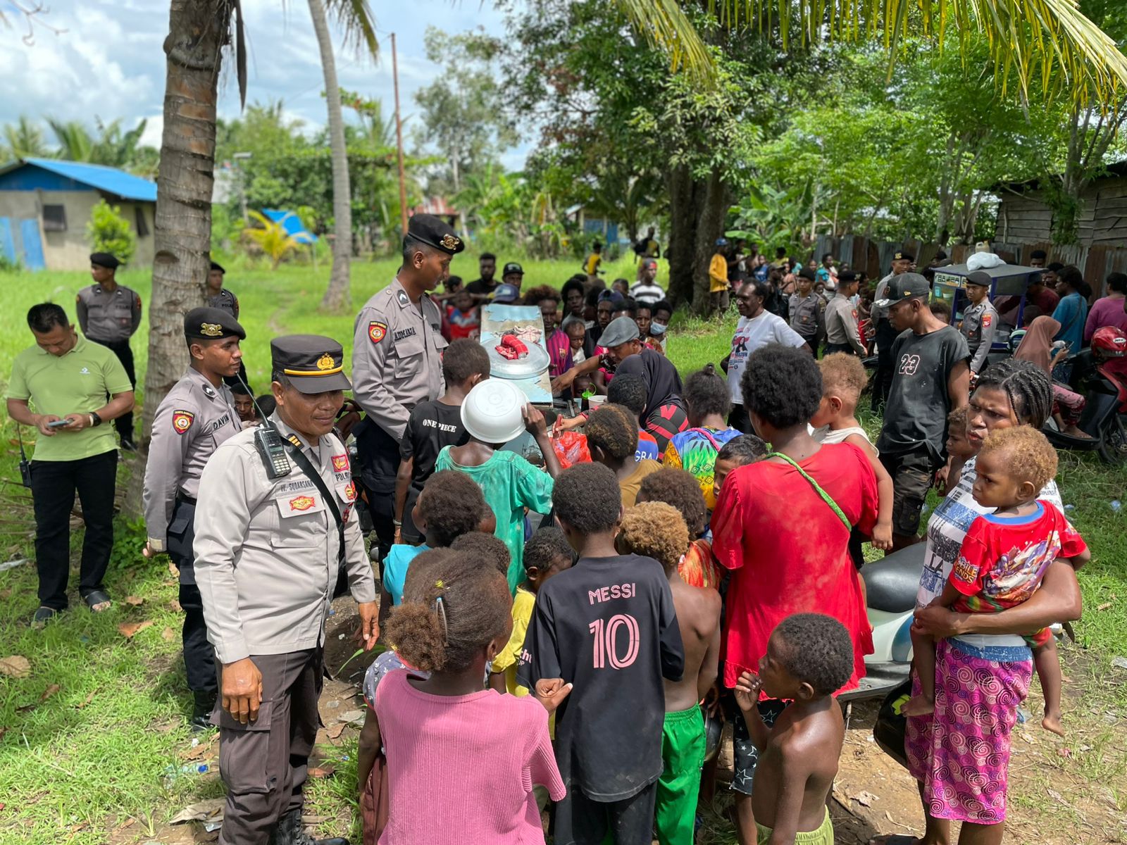 Polres Merauke Berbagi Kasih Dengan Masyarakat Dalam Kegiatan Jumat Berkah