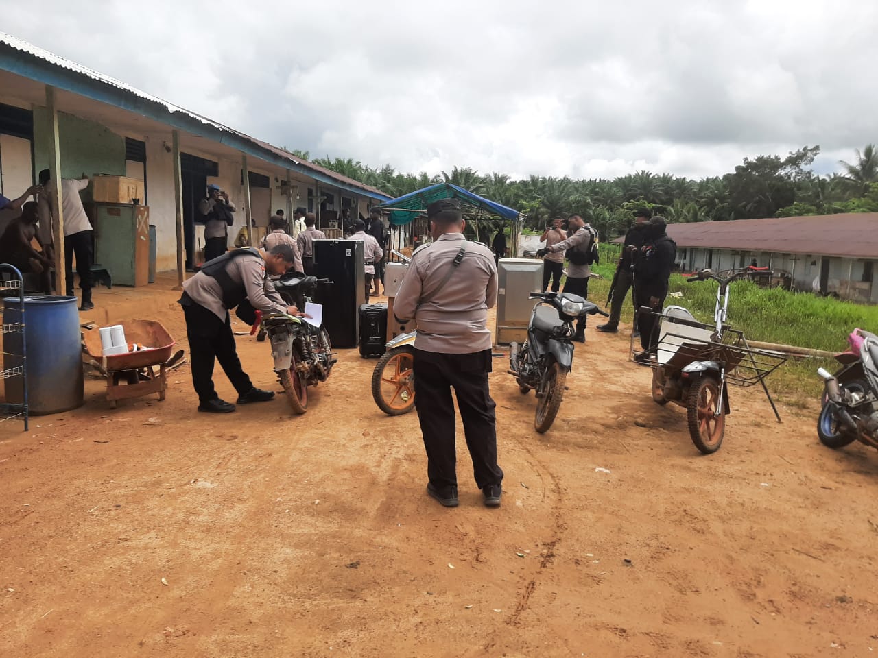 Polres Boven Digoel Laksanakan Penarikan Barang Jarahan dari Warga Pekerja Bumas Pasca Kejadian Pembunuhan di Getentiri