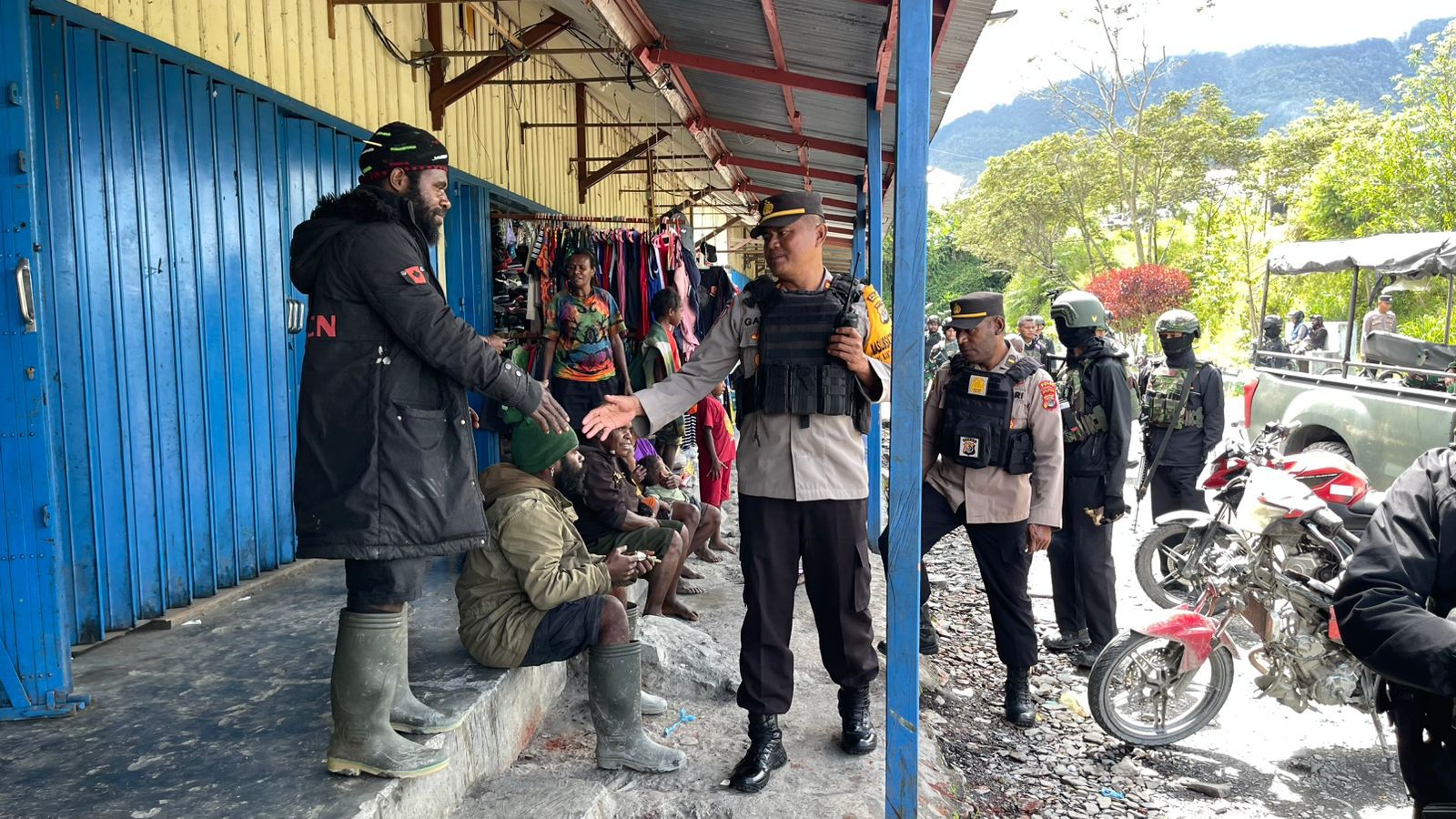 Aparat Gabungan TNI-Polri di Kab. Puncak Jaya Gelar Patroli Dialogis dan Razia Alat Perang Maupun Benda Terlarang Lainnya