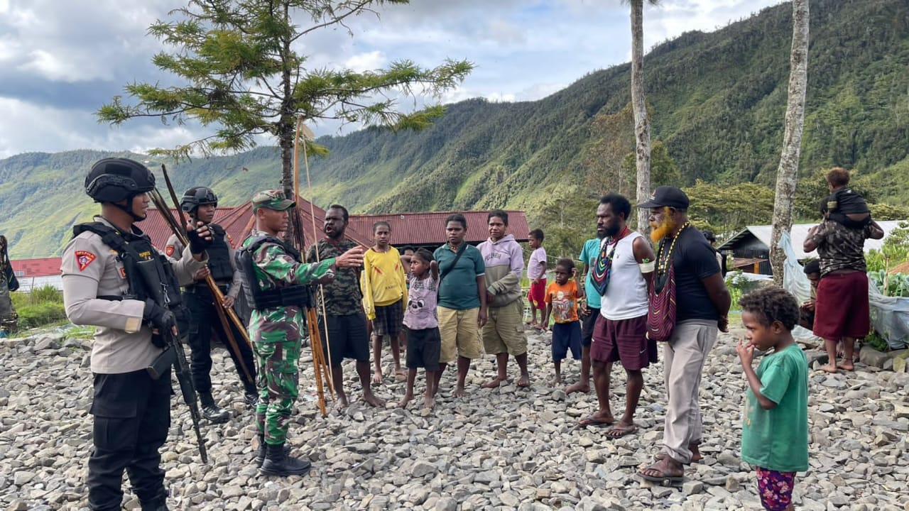 Antisipasi Putusan MK, Aparat Gabungan TNI-Polri di Kab. Puncak Jaya Intensifkan Patroli Dialogis dan Imbauan Larangan Bawa Sajam