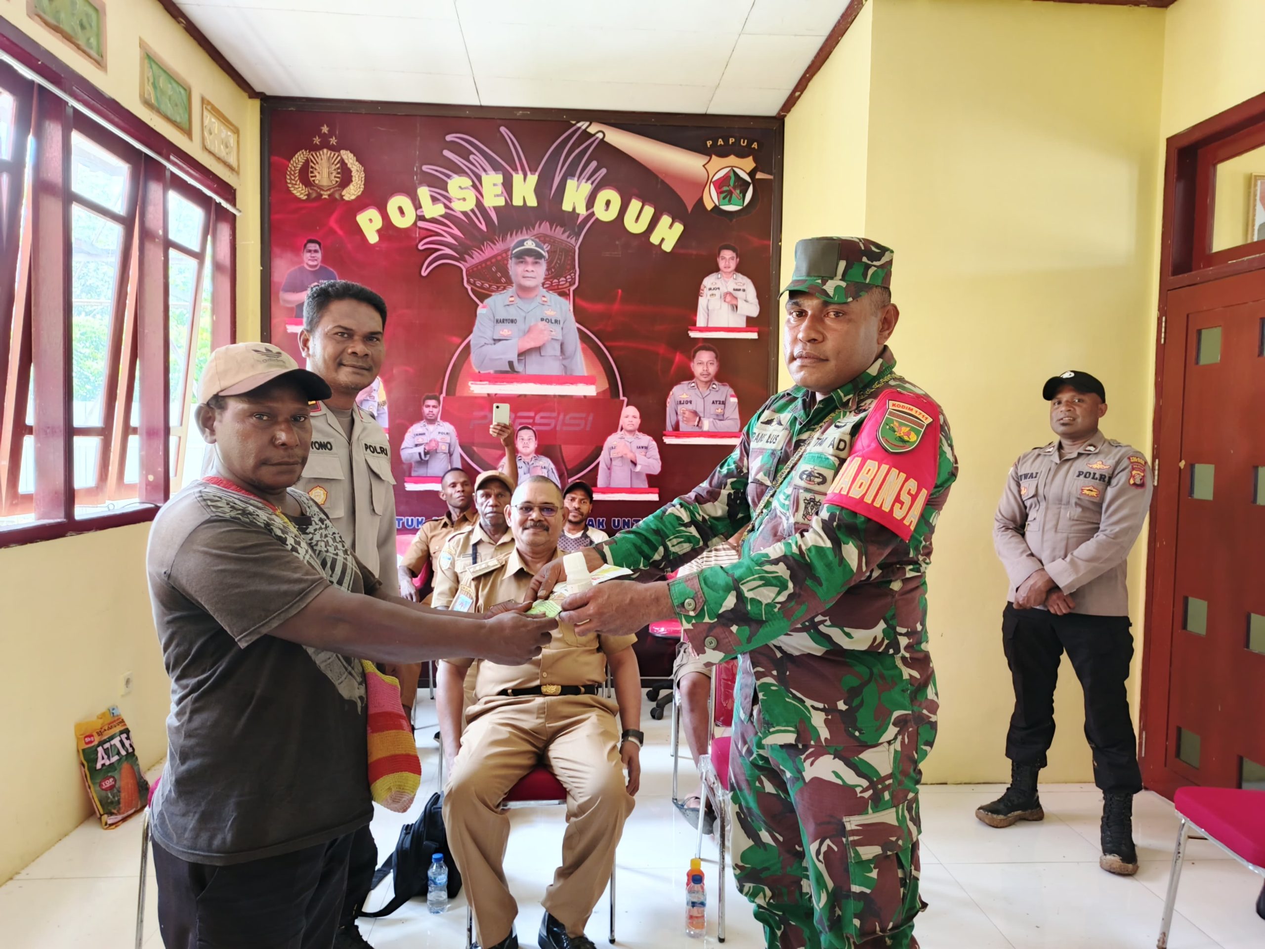 POLSEK KOUH BERI BANTUAN BIBIT DAN OBAT PERTANIAN KEPADA KELOMPOK TANI BINAAN