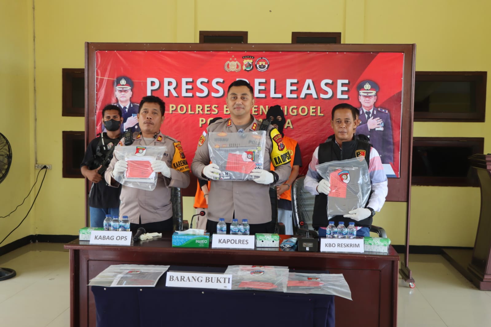 Polres Boven Digoel Gelar Press Release Kasus Tindak Pidana ITE di Kantor BPKAD Pemda Kabupaten Boven Digoel.