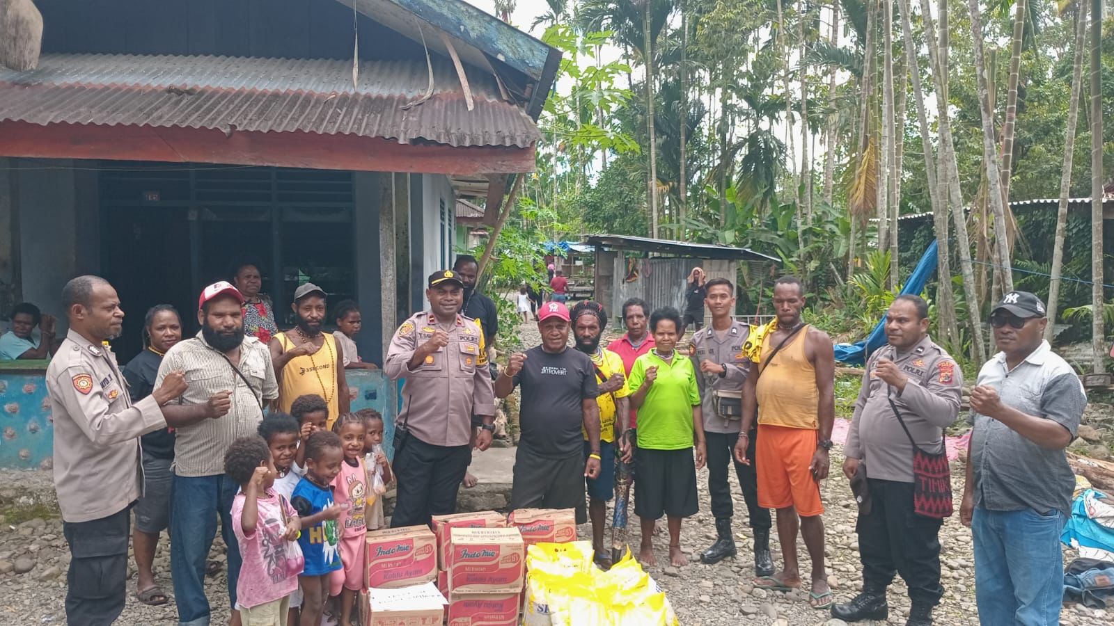 Kapolsek Kwamki Narama Melaksanakan Giat Himbauan dan Penyerahan Sarana Kontak Sembako Tali Asih Kapolres Mimika