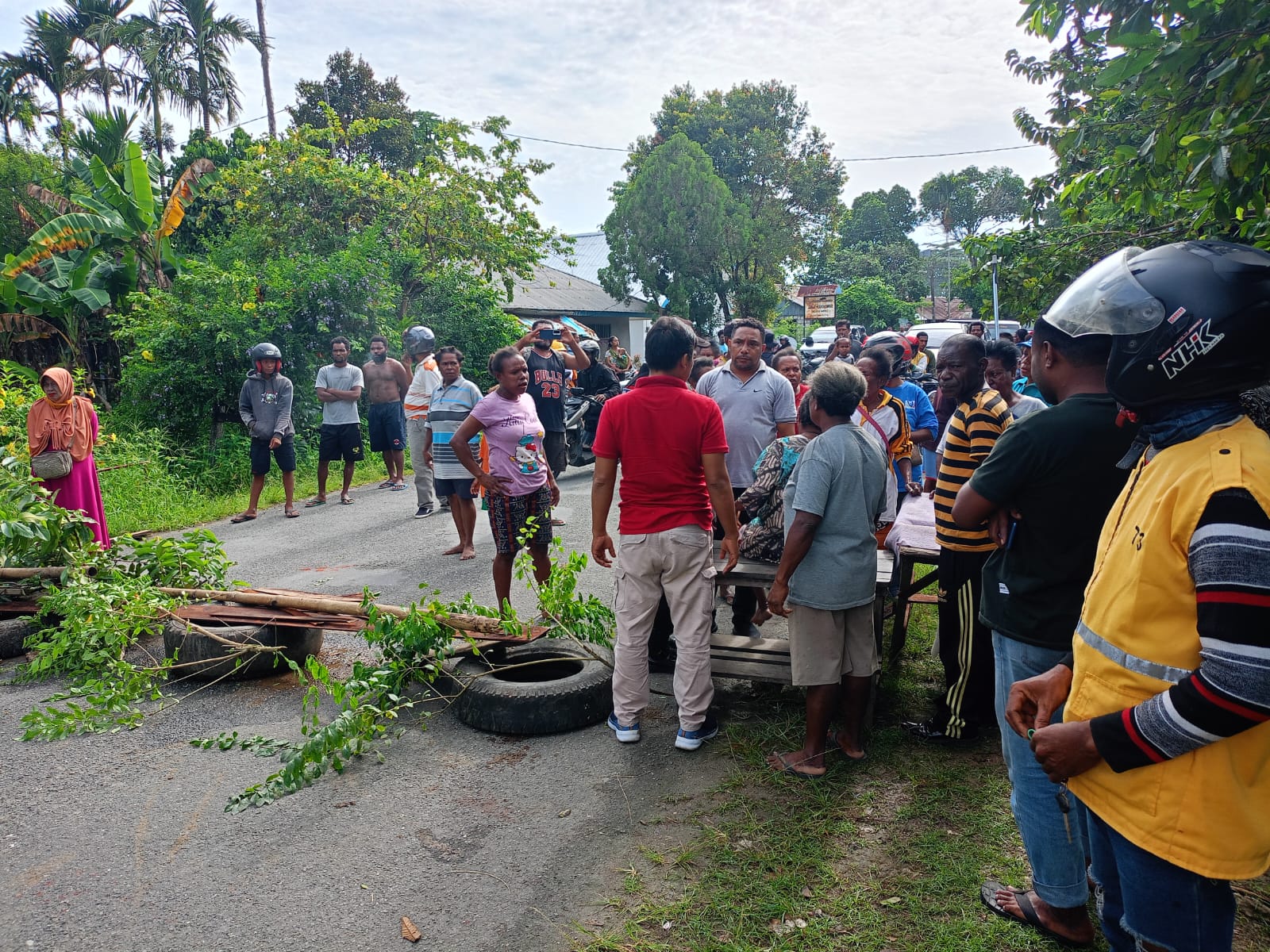Aksi Pemalangan Jalan Trans Sarmi – Jayapura Yang Di Lakukan Oleh Mama – Mama Petugas Kebersihan Jalan Di Kampung Sawar Kabupaten Sarmi