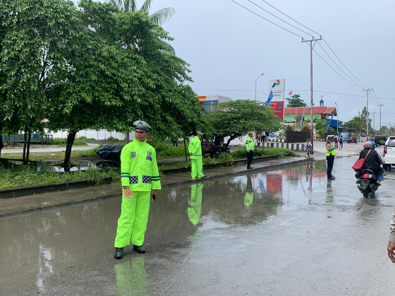 Patroli Satlantas Himbau Pengguna Jalan Agar Berhati-Hati Saat Musim Hujan