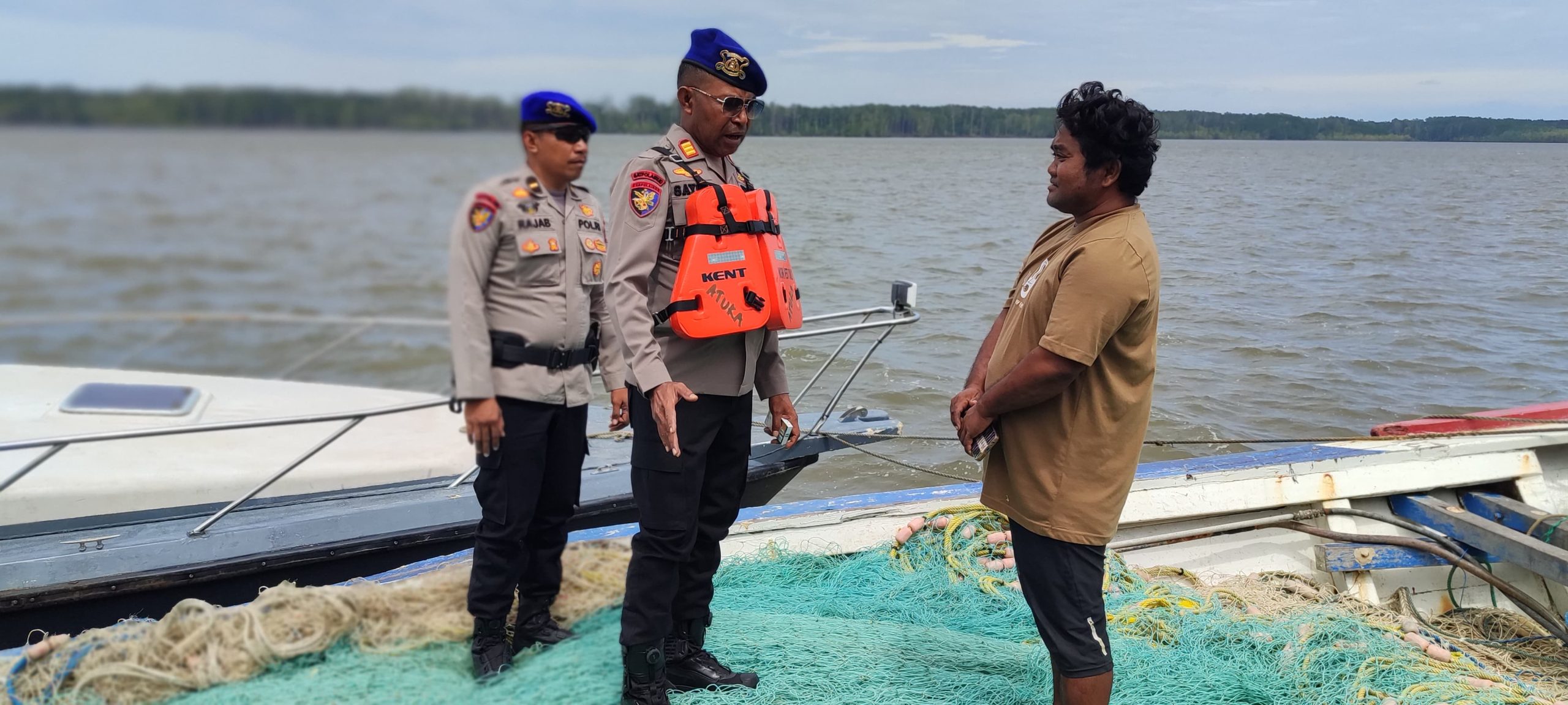 Perahu Fiber Tenggelam di Perairan Puriri, 2 Orang Penumpang Selamat Motoris Masih Dalam Pencarian