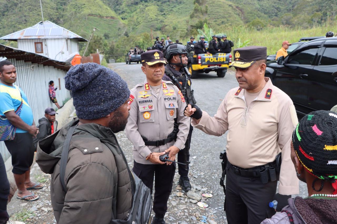Pantau Sitkamtibmas Terkini, Kapolda Papua Tengah Bersama Kapolres Puncak Jaya Laksanakan Patroli Dialogis Dengan Berjalan Kaki