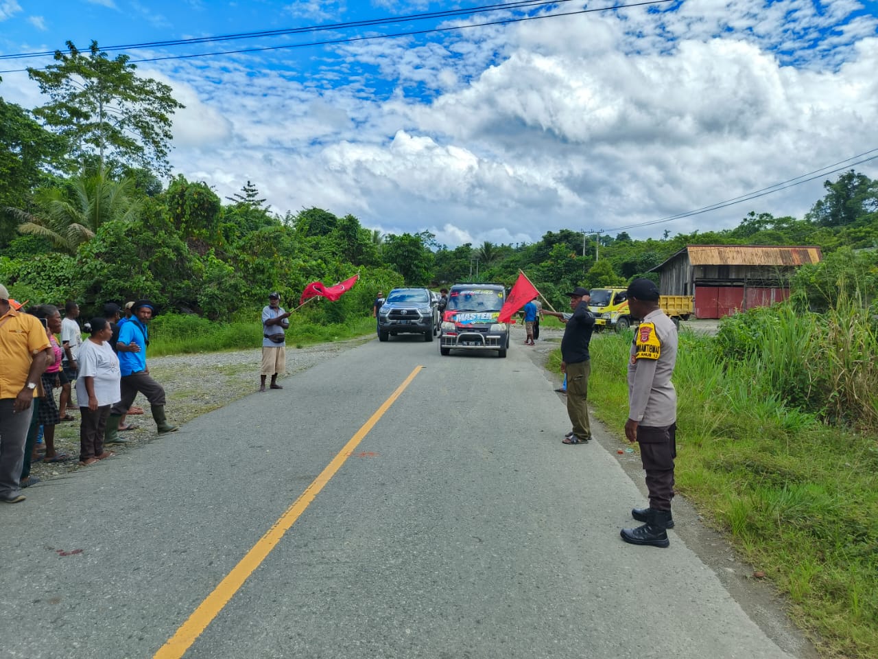 Masyarakat Sambut Kedatangan Bupati dan Wakil Bupati Terpilih Kab Sarmi Periode 2025 – 2029. Polres Sarmi Amankan Route dan Lakukan Monitoring