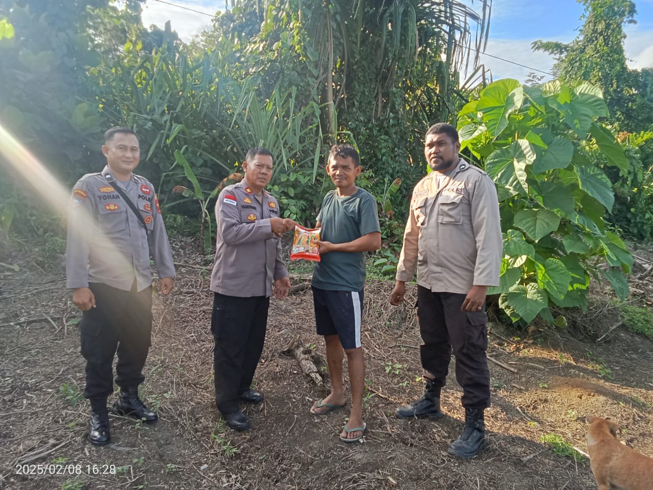 Kapolsek Sarmi Bersama Anggota Sambangi Warganya Dan Berikan Bantuan Bibit Jagung