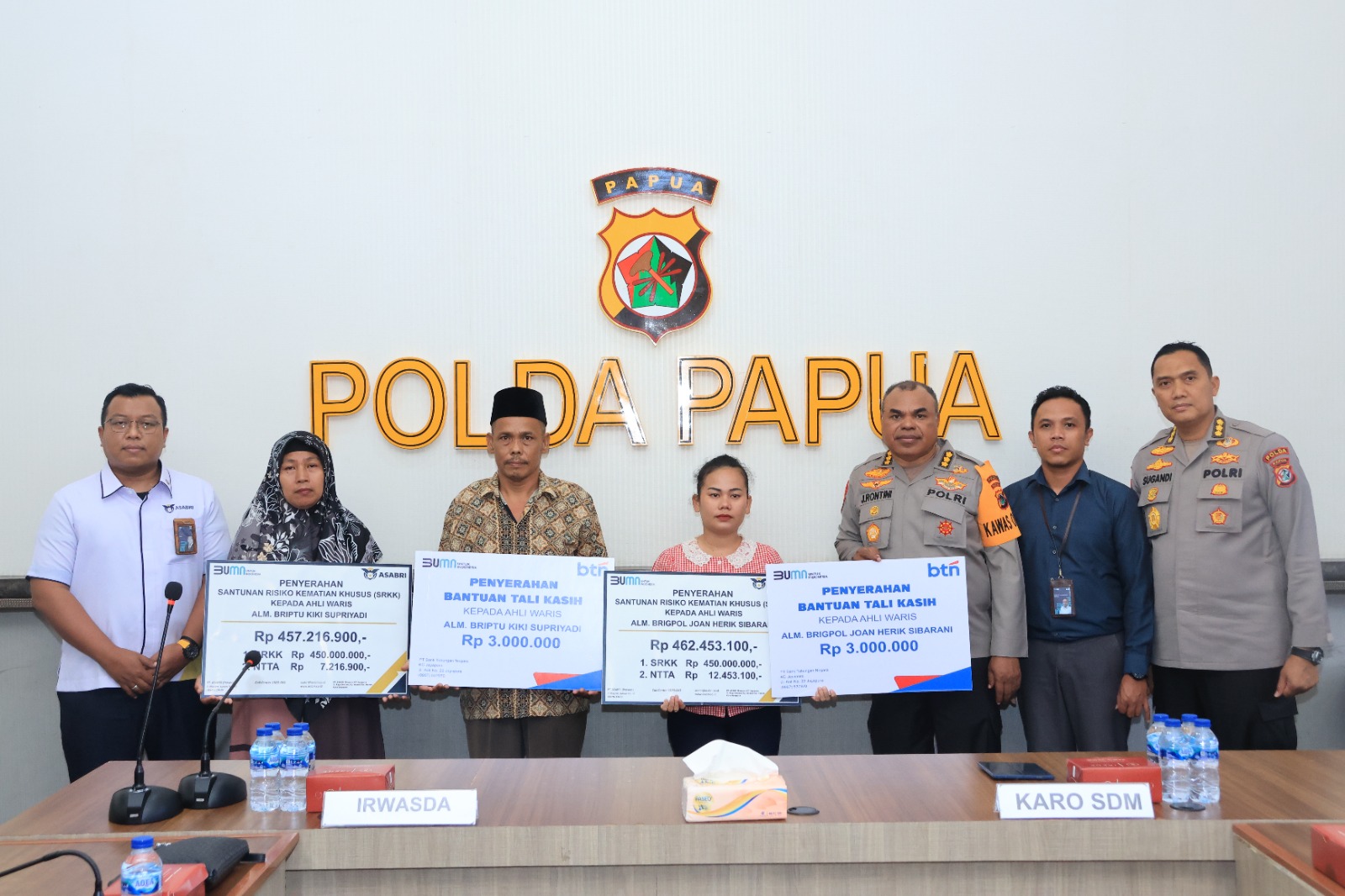 Pemberian Santunan Gugur Kepada Ahli Waris Personel Polda Papua