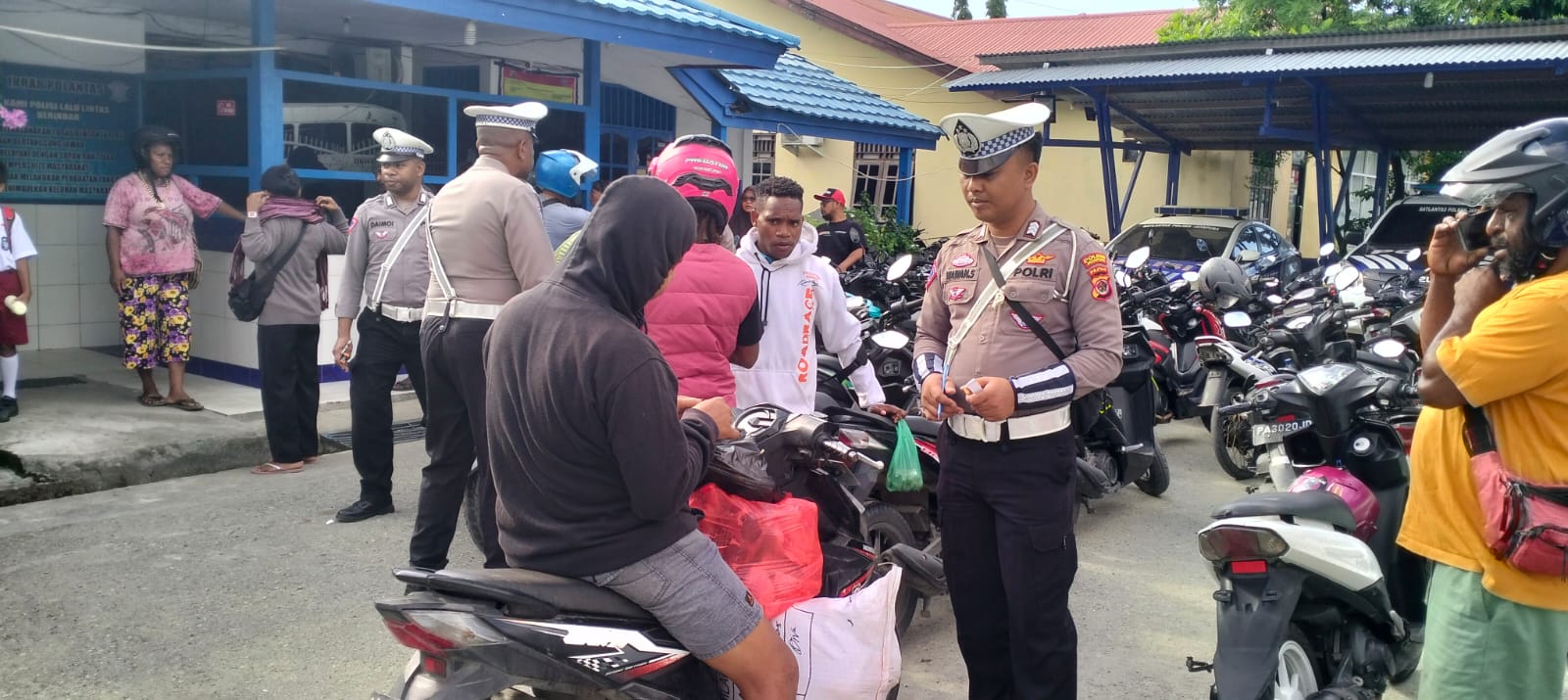 Hari Pertama Operasi Keselamatan Cartenz 2025: Polres Jayapura Gelar Razia Kendaraan dan Berikan Imbauan Tertib Berlalu Lintas