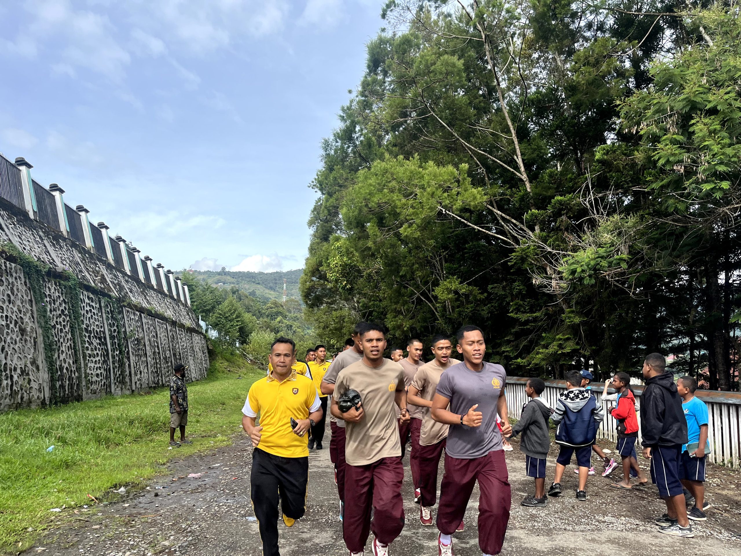 Jumat Sehat: Polres Tolikara Rutin Berolahraga Pagi